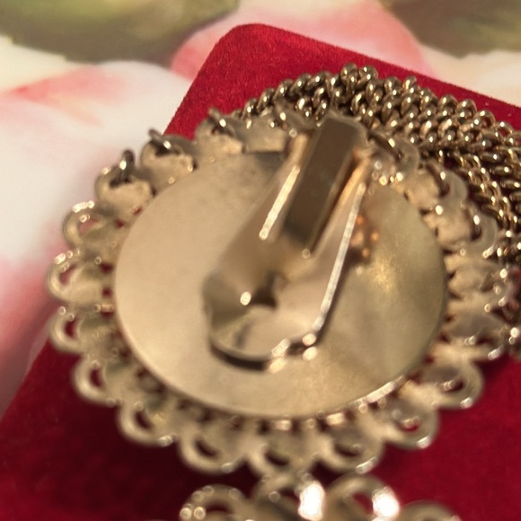 LARGE Gold coin metal vintage clip earrings w/dangling chains 1 1/2” w/3/4” drop - Picture 5 of 6